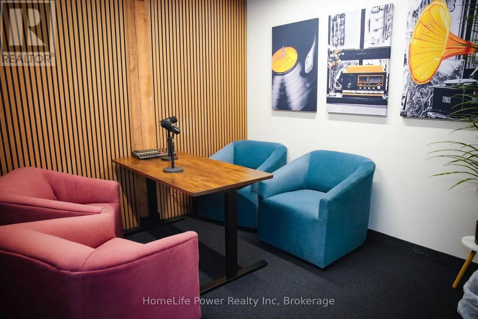 300 - 23 - 72 VICTORIA STREET S, #300 - 23