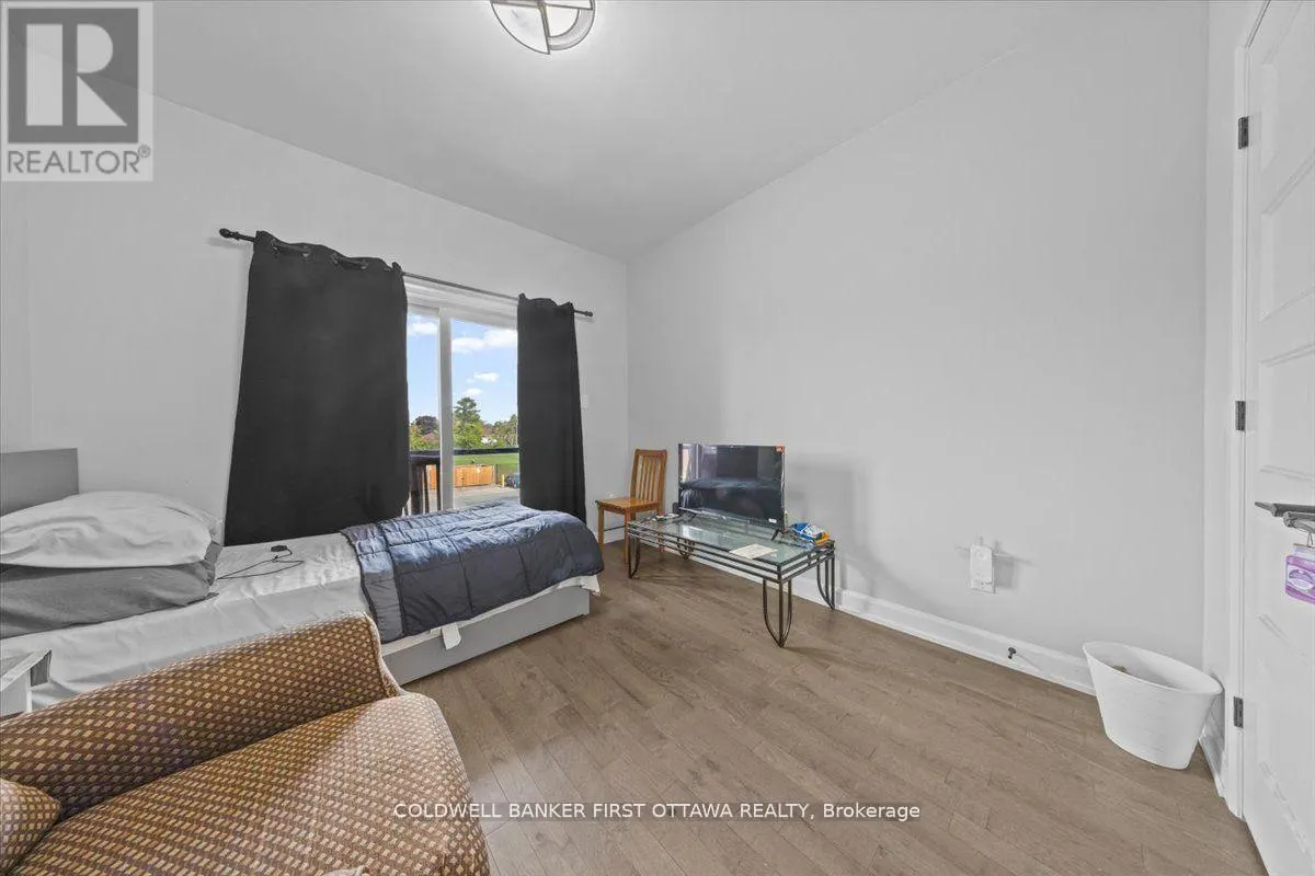 562 QUEEN MARY STREET