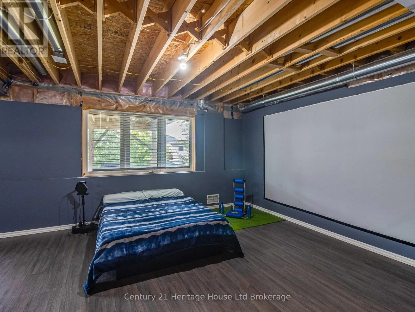 702 FRONTENAC CRESCENT