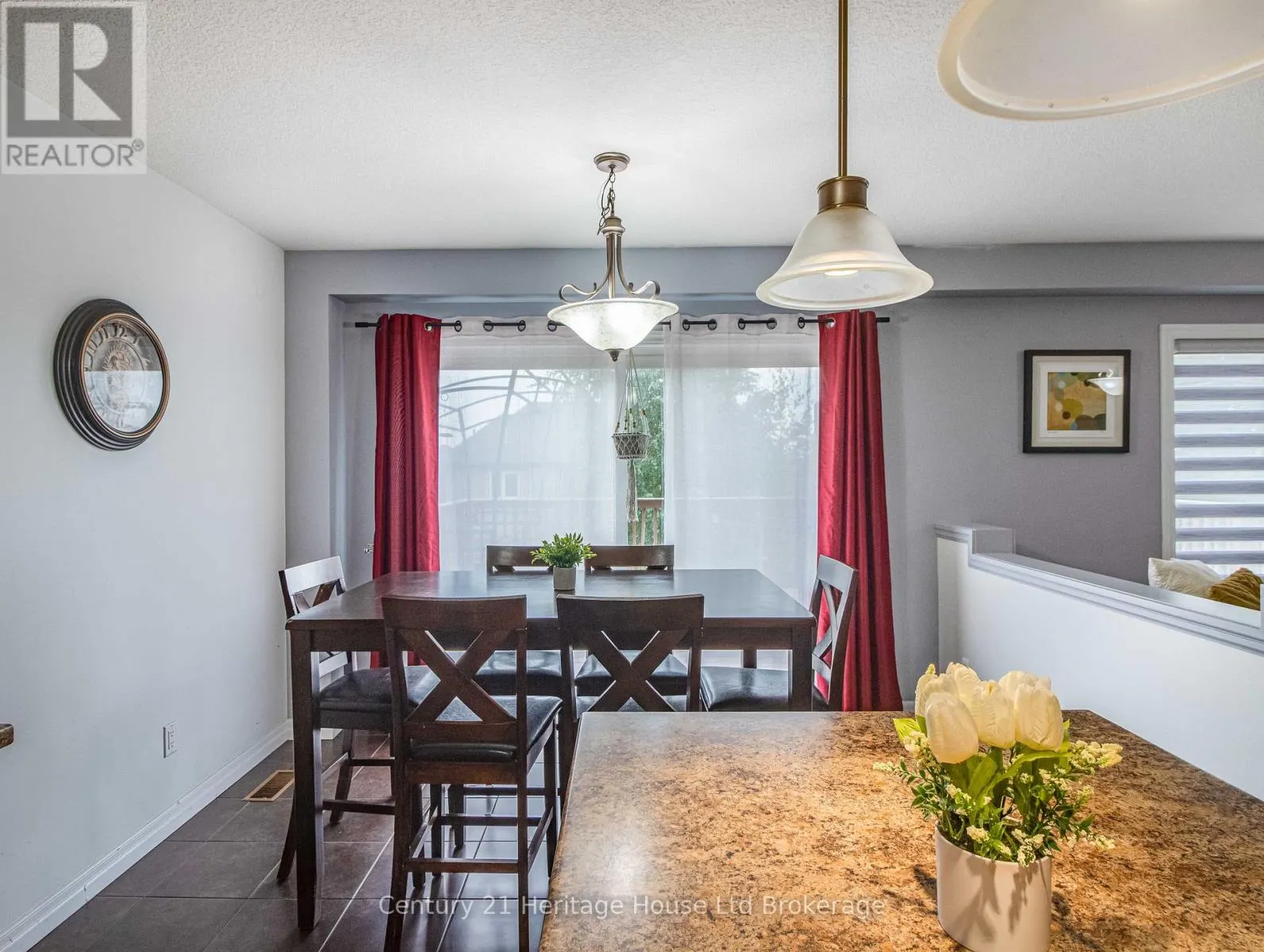 702 FRONTENAC CRESCENT