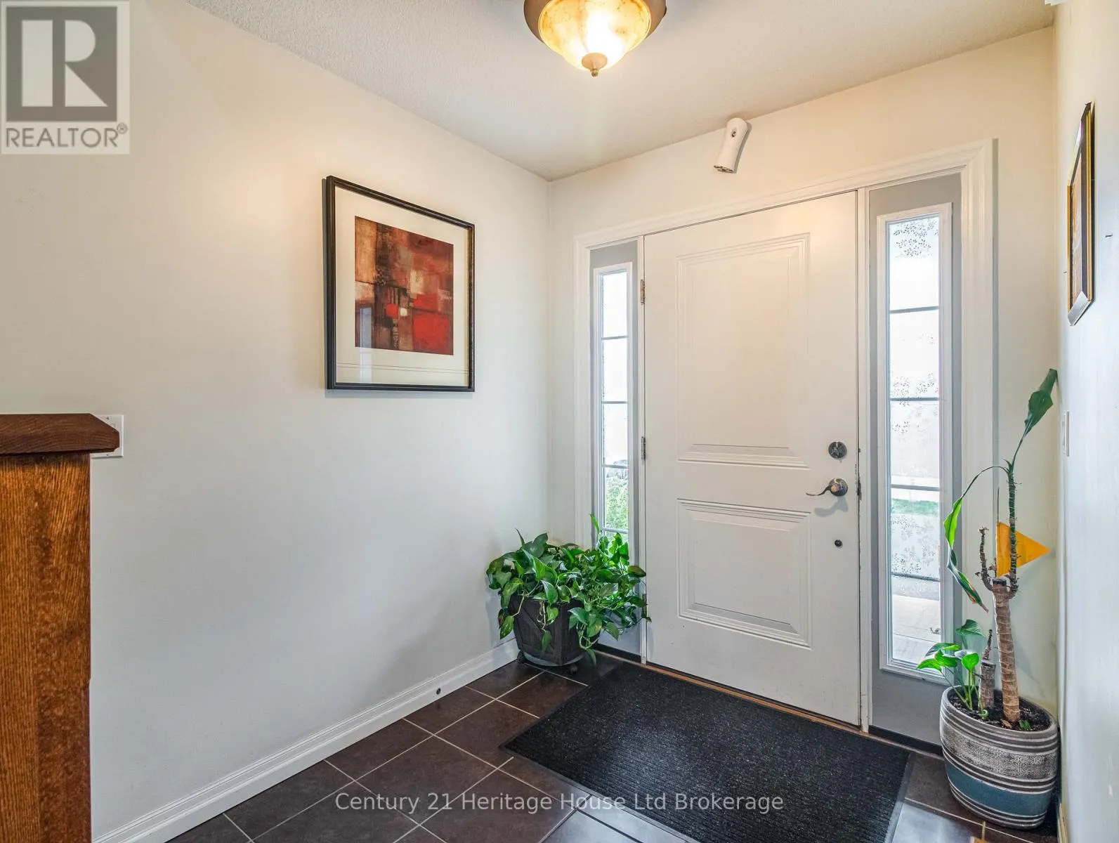 702 FRONTENAC CRESCENT