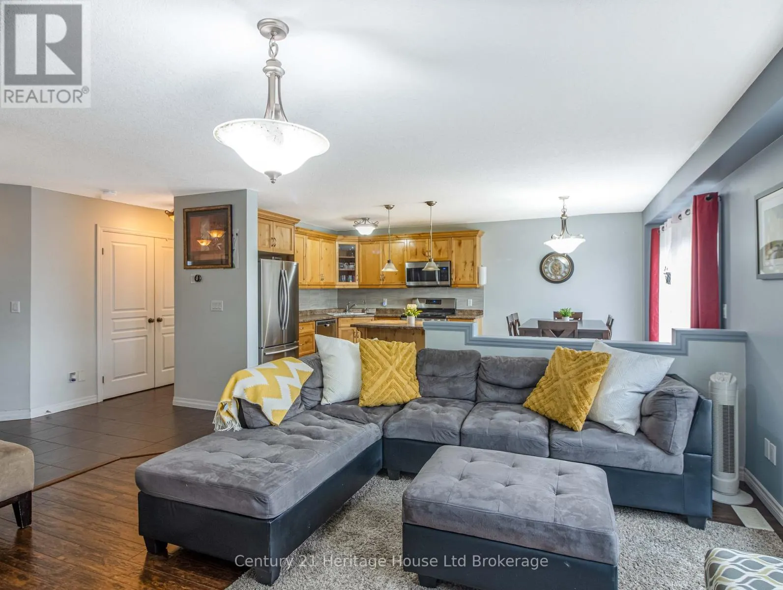 702 FRONTENAC CRESCENT