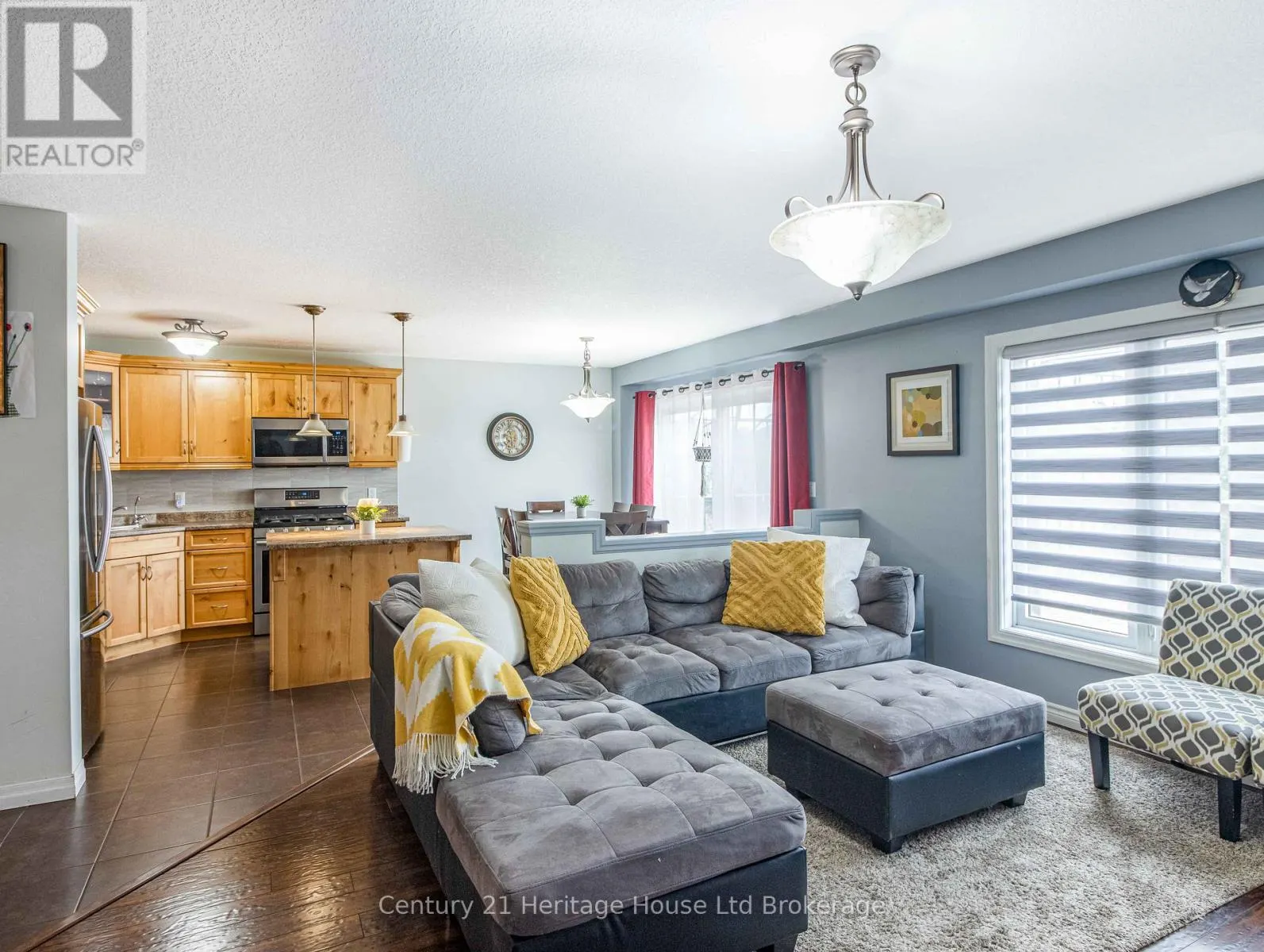 702 FRONTENAC CRESCENT