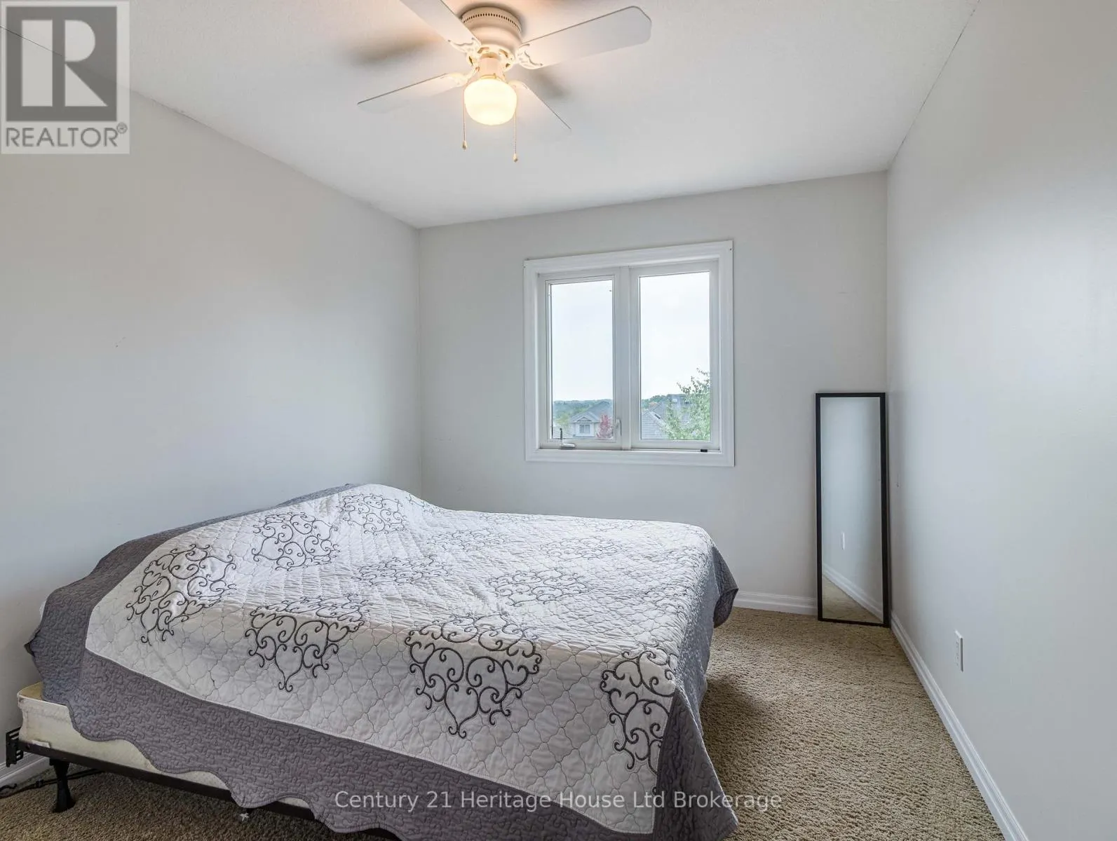 702 FRONTENAC CRESCENT