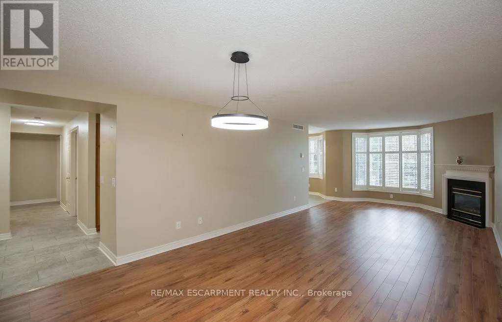 202 - 990 GOLF LINKS ROAD