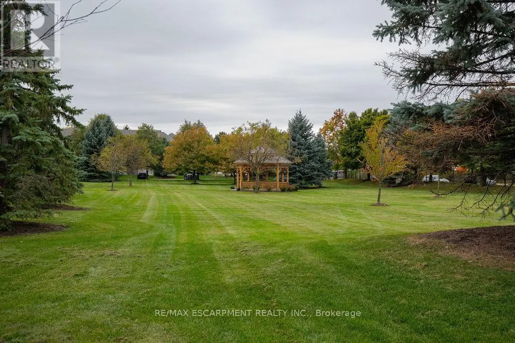 202 - 990 GOLF LINKS ROAD