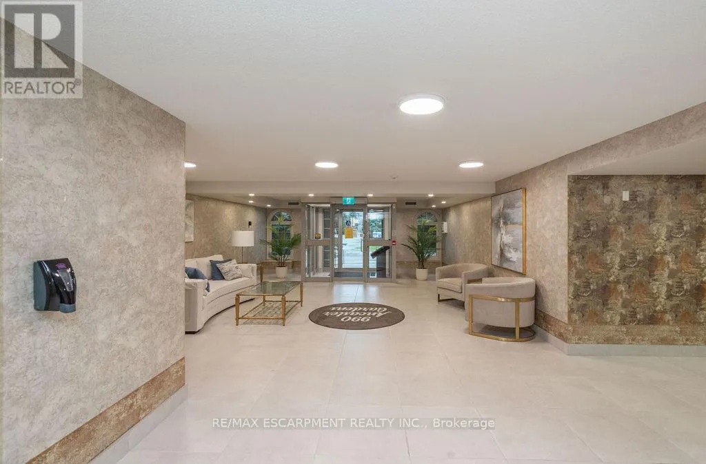 202 - 990 GOLF LINKS ROAD