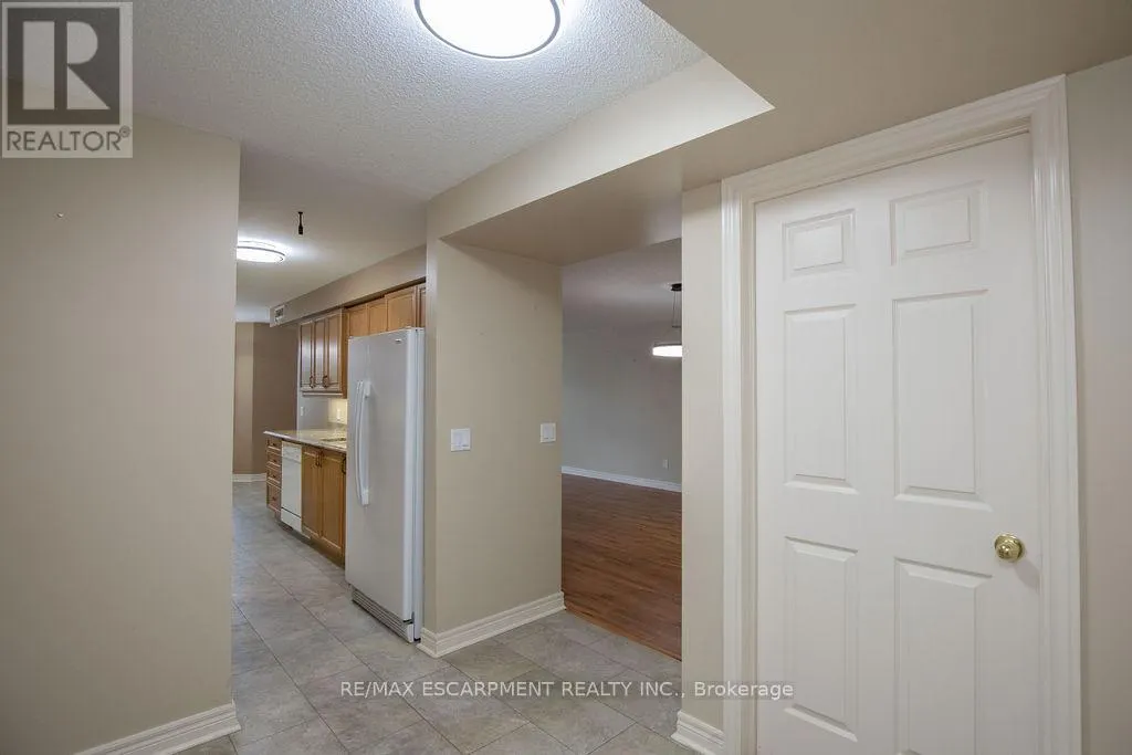 202 - 990 GOLF LINKS ROAD