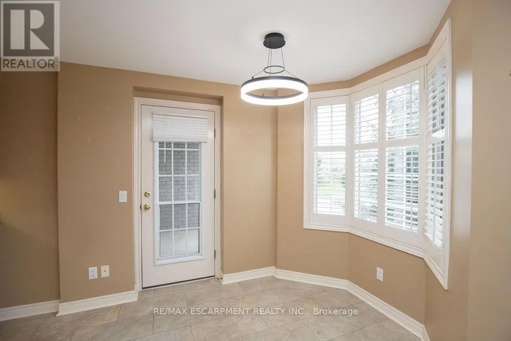 202 - 990 GOLF LINKS ROAD