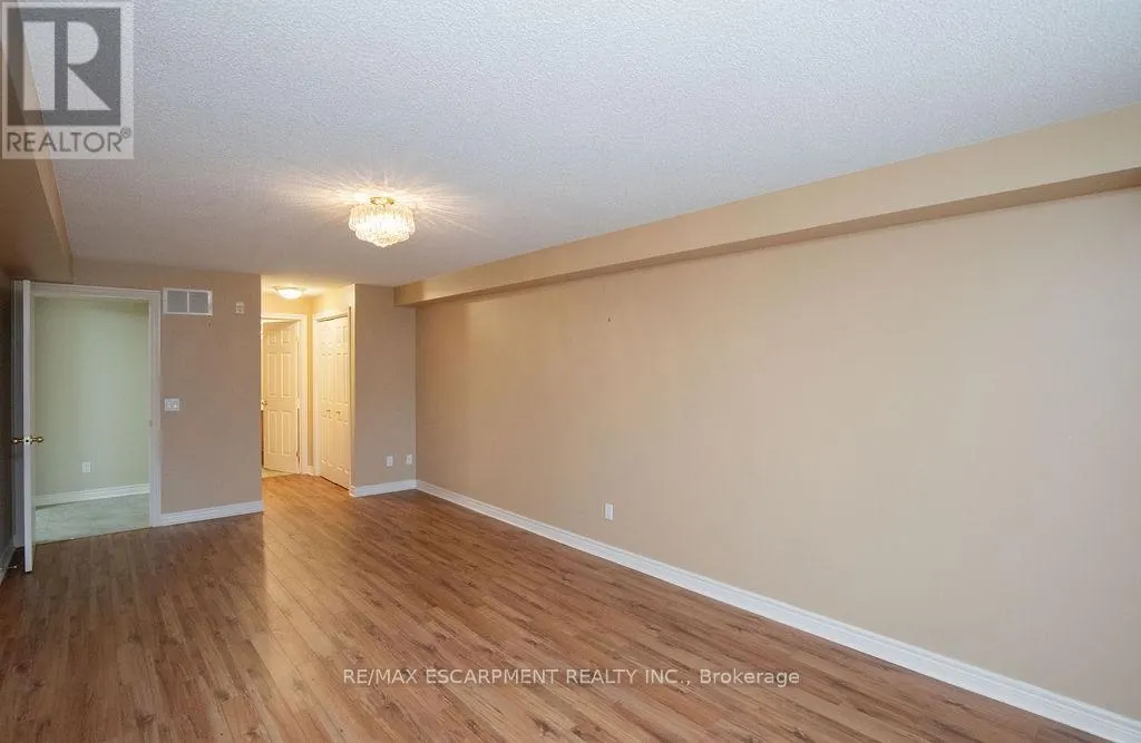 202 - 990 GOLF LINKS ROAD