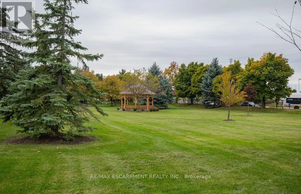 202 - 990 GOLF LINKS ROAD