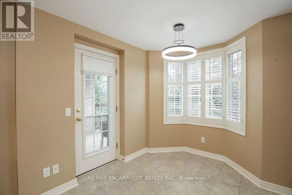 202 - 990 GOLF LINKS ROAD