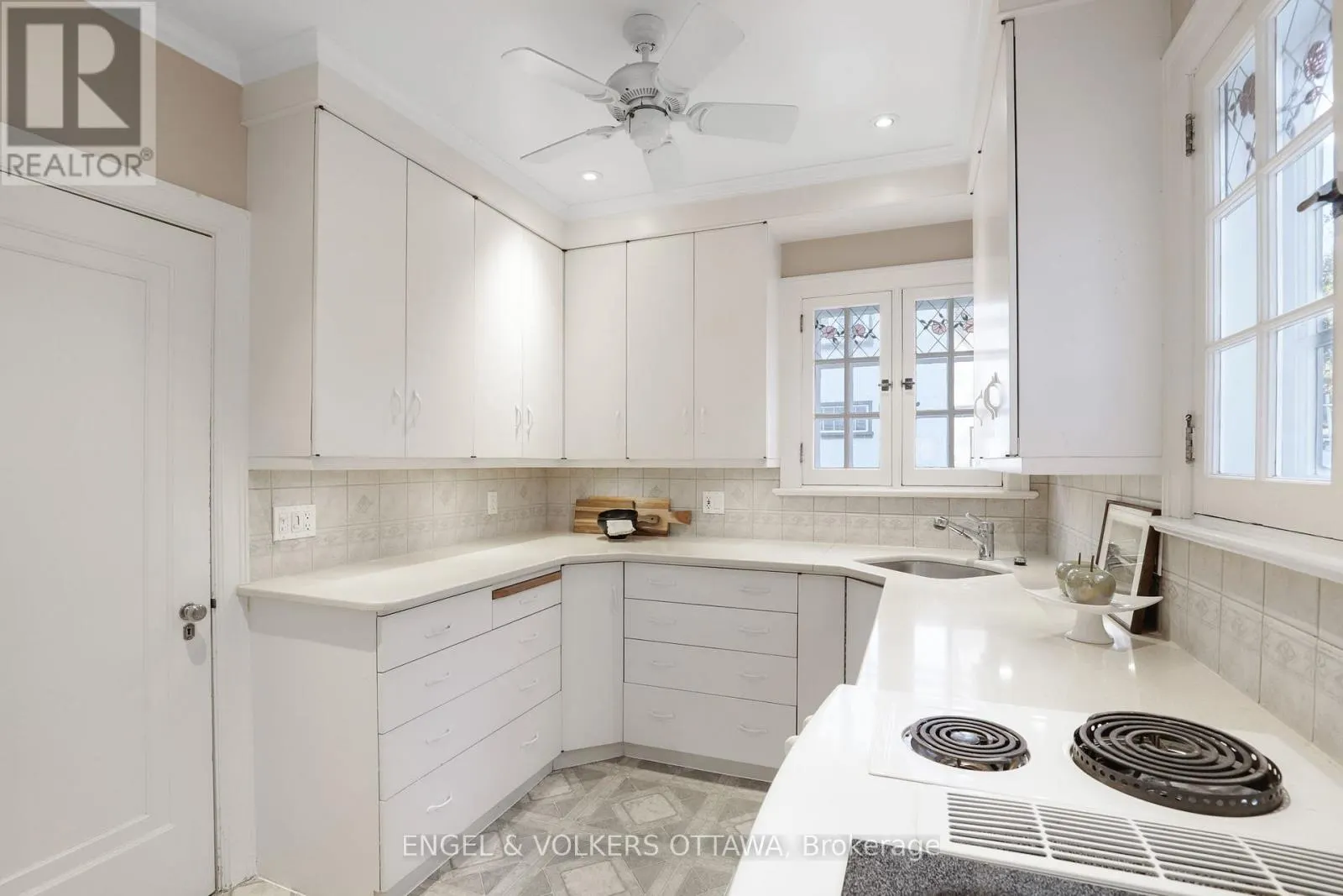 513 ISLAND PARK DRIVE S