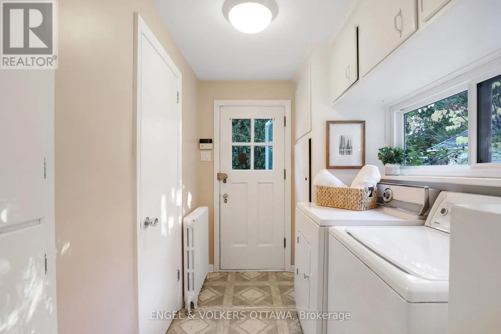 513 ISLAND PARK DRIVE S