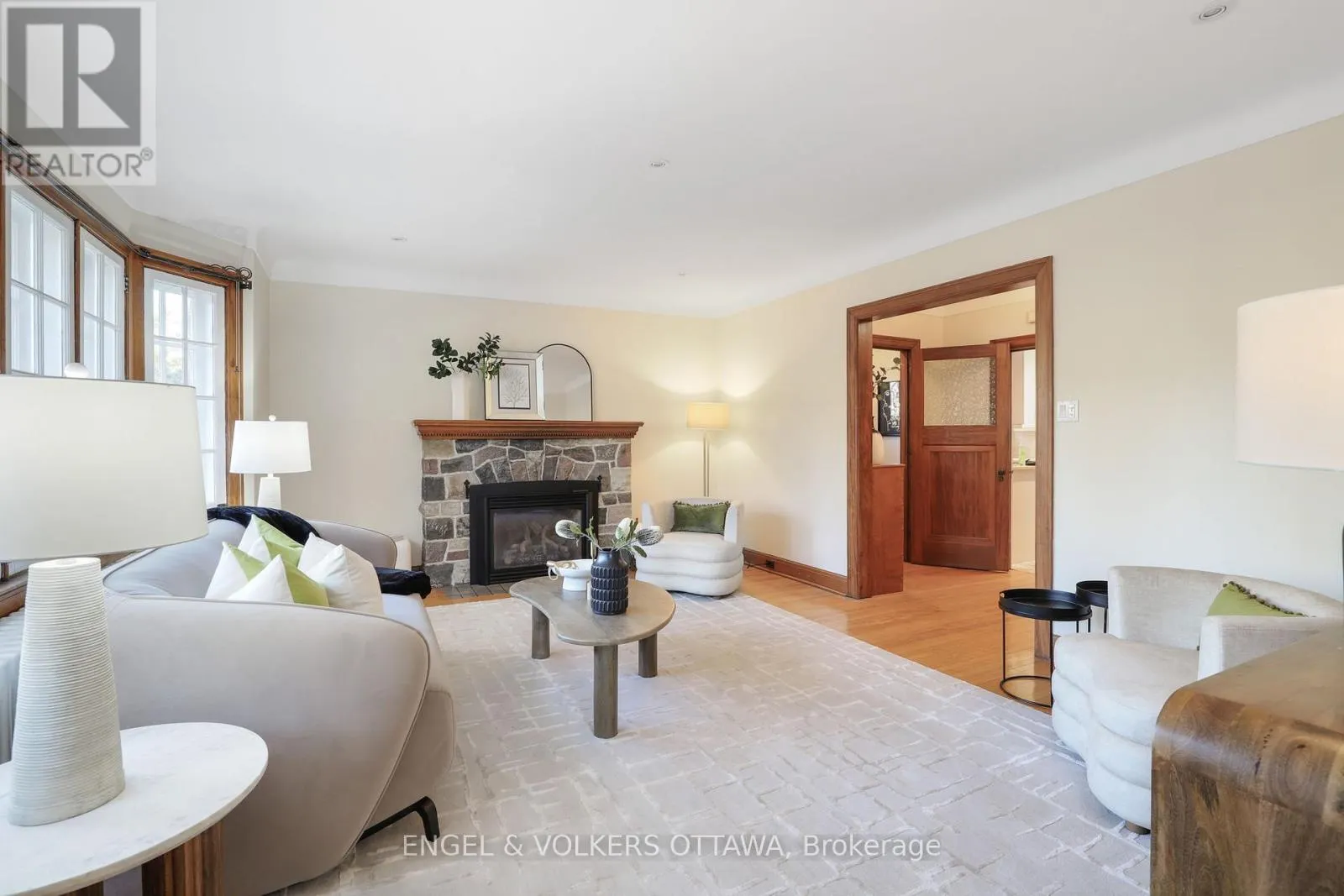 513 ISLAND PARK DRIVE S