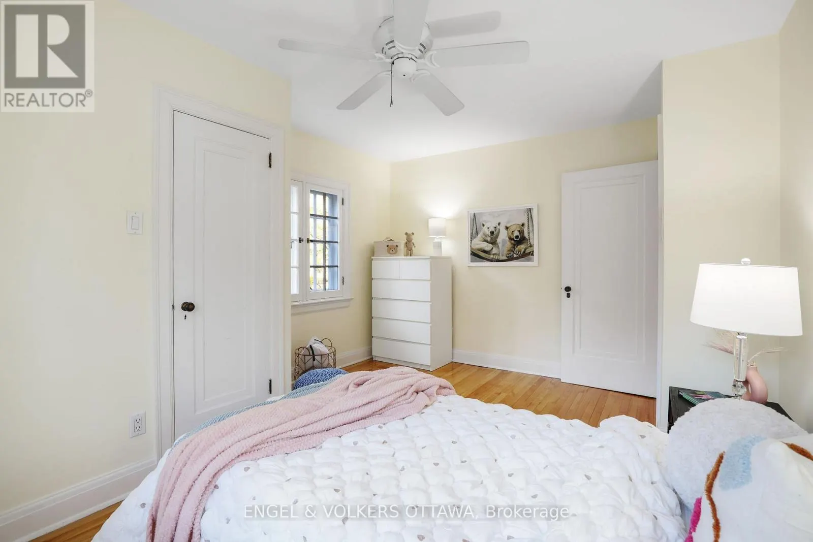 513 ISLAND PARK DRIVE S