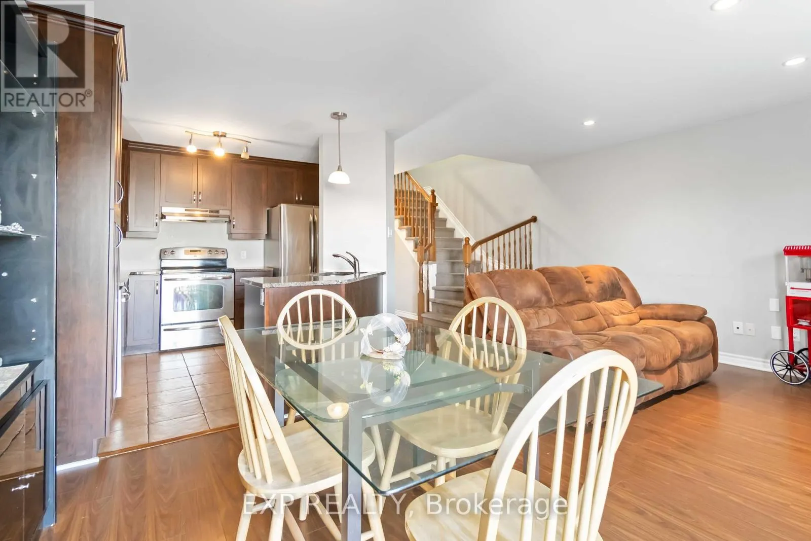 102 ASSELIN STREET S