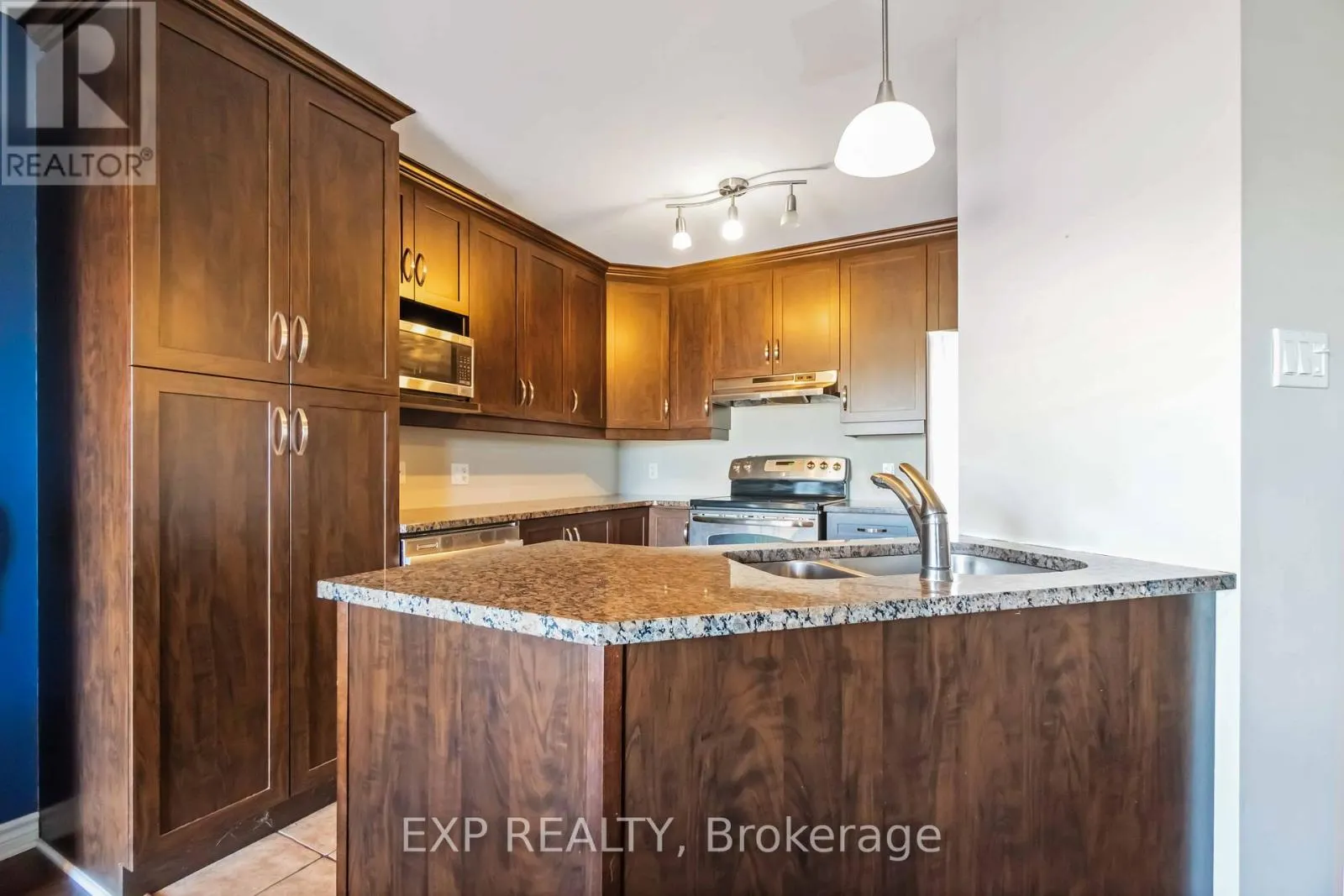 102 ASSELIN STREET S