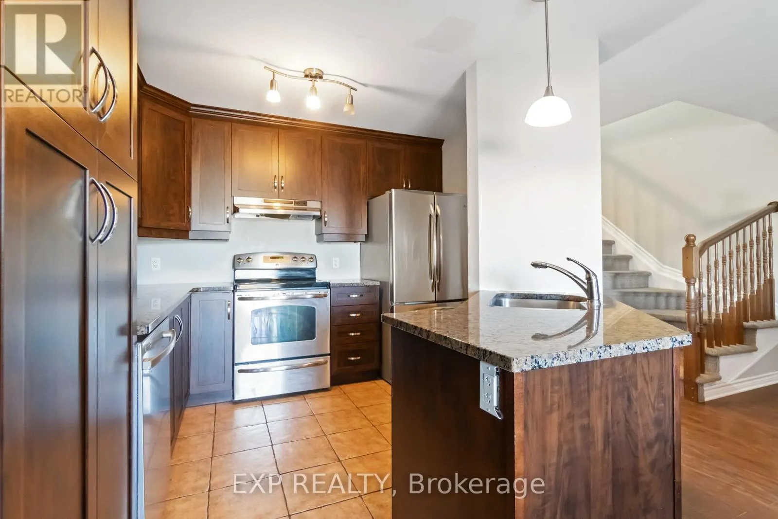 102 ASSELIN STREET S