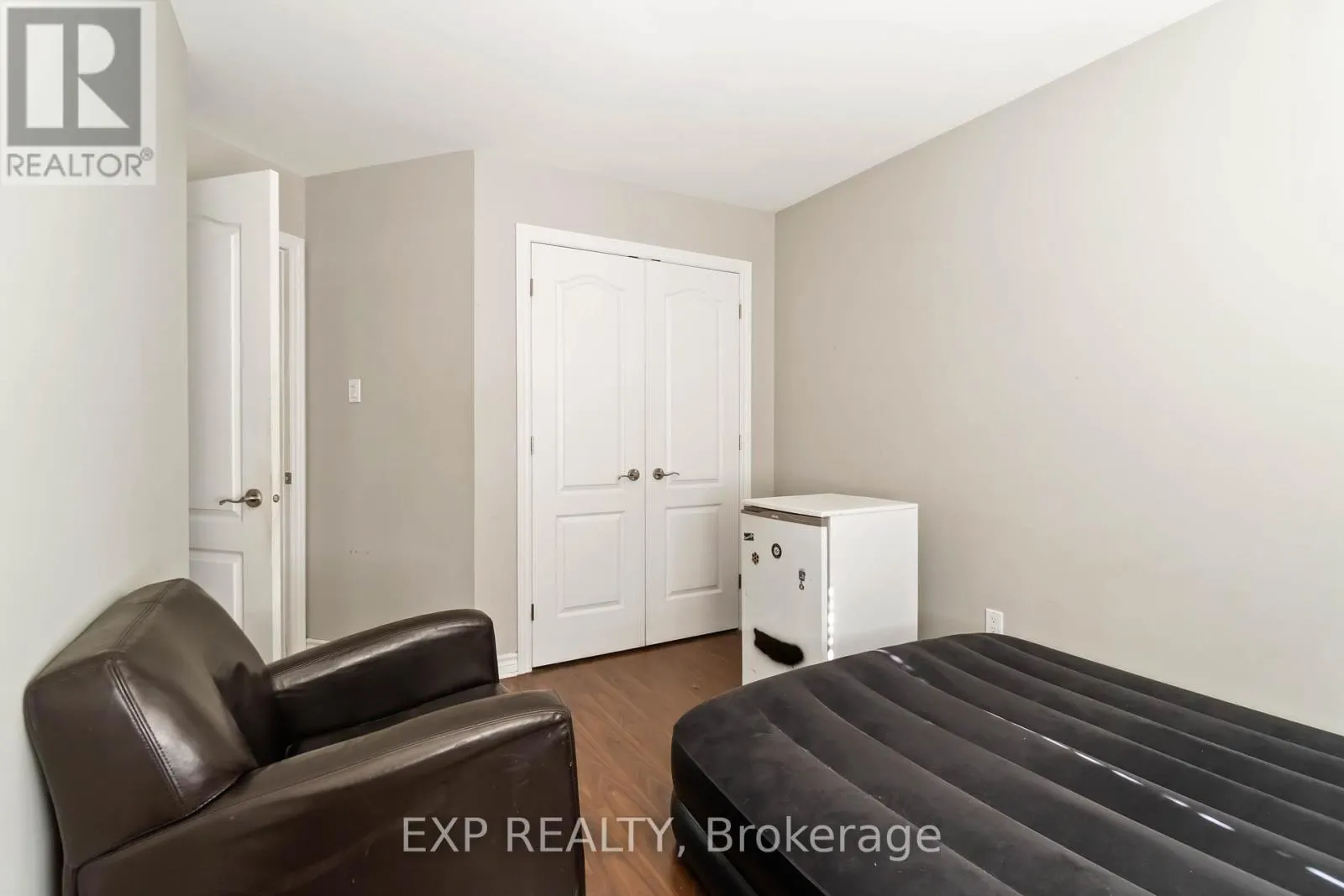 102 ASSELIN STREET S