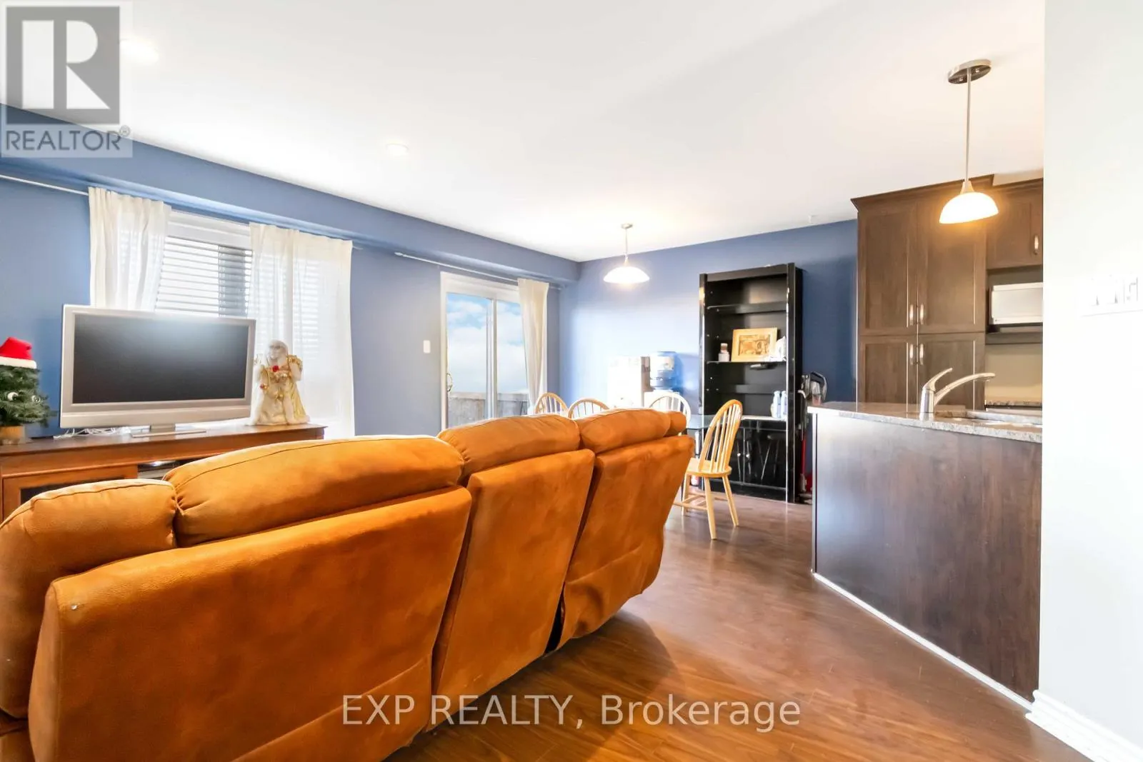 102 ASSELIN STREET S