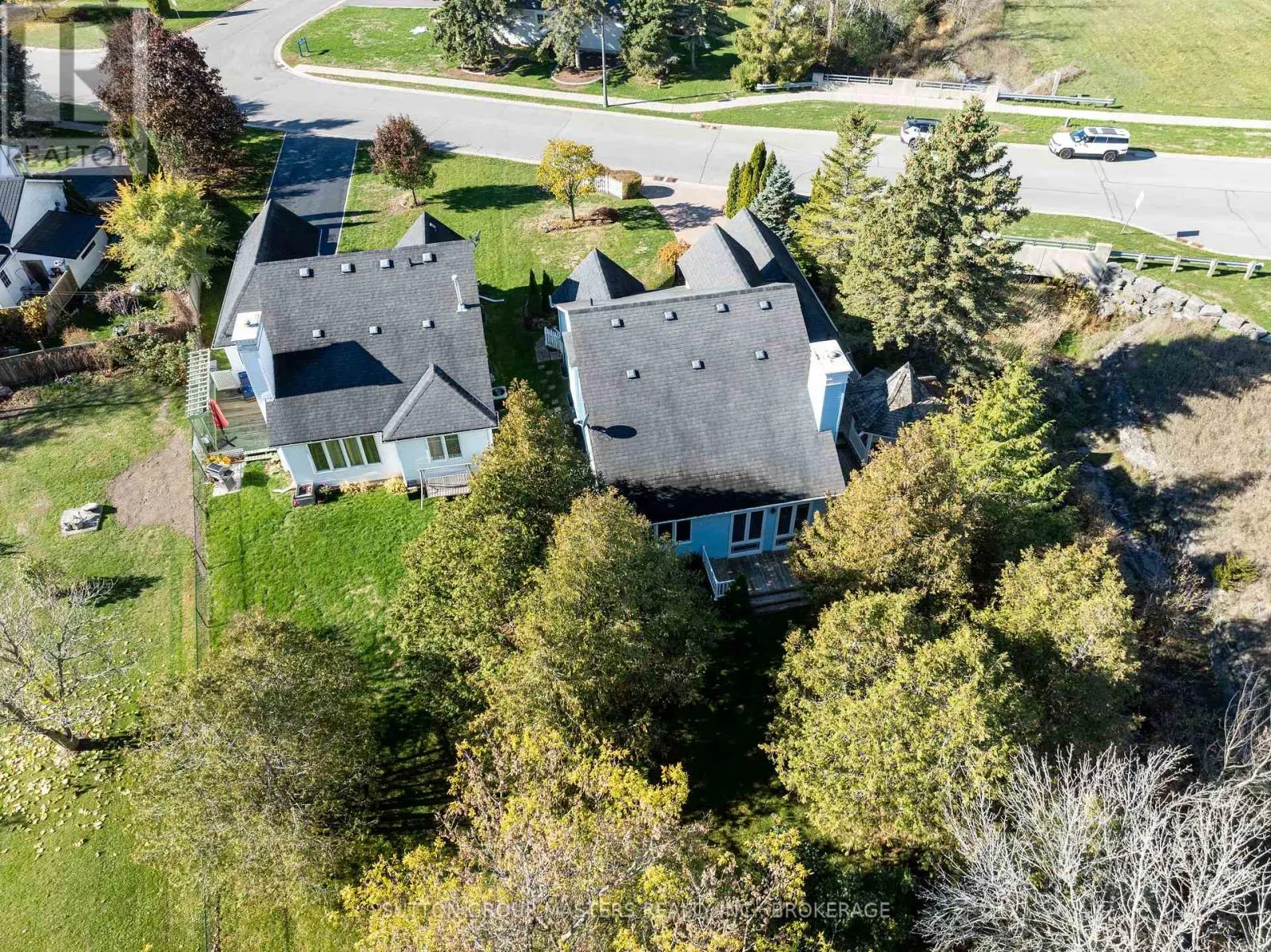 COUNTRY CL - 17 COUNTRY CLUB DRIVE, #Country Cl