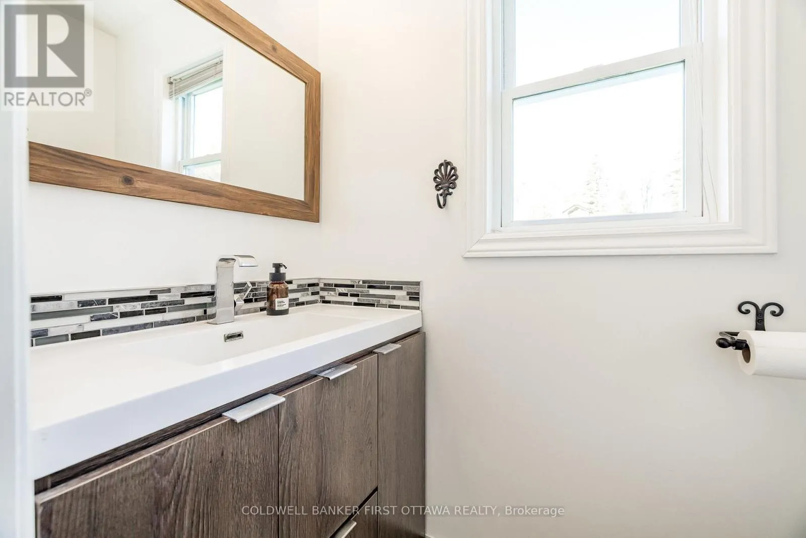 100 MANION HEIGHTS CRESCENT