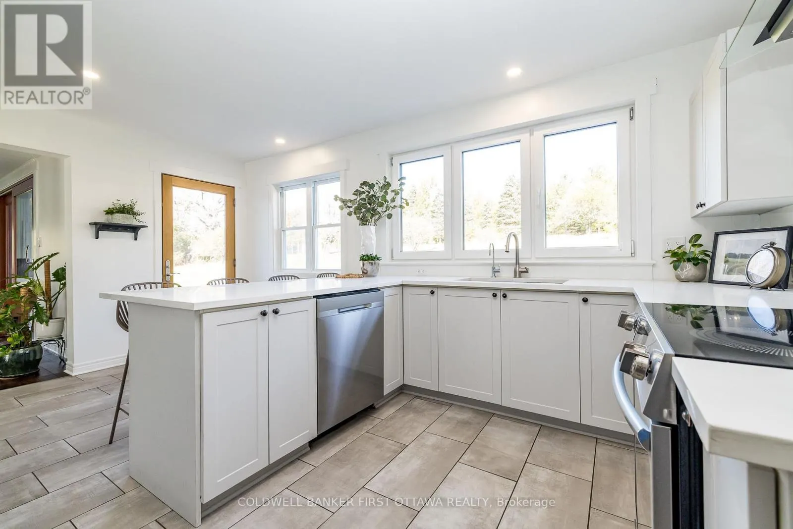 100 MANION HEIGHTS CRESCENT