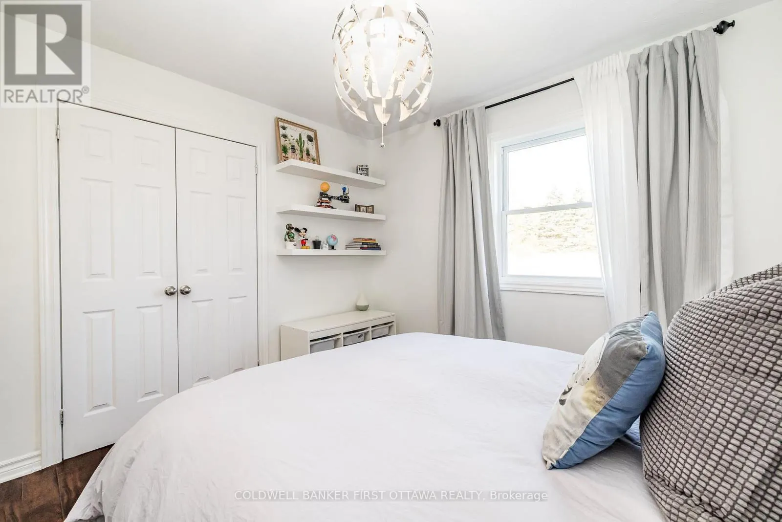 100 MANION HEIGHTS CRESCENT