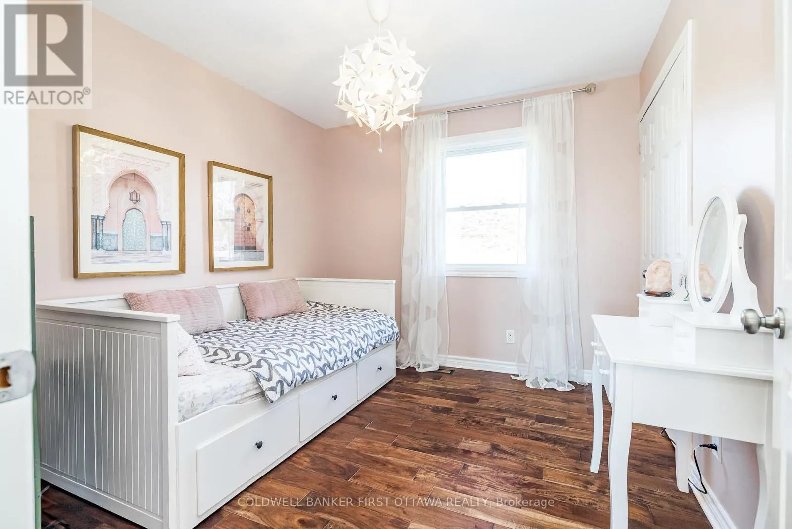 100 MANION HEIGHTS CRESCENT