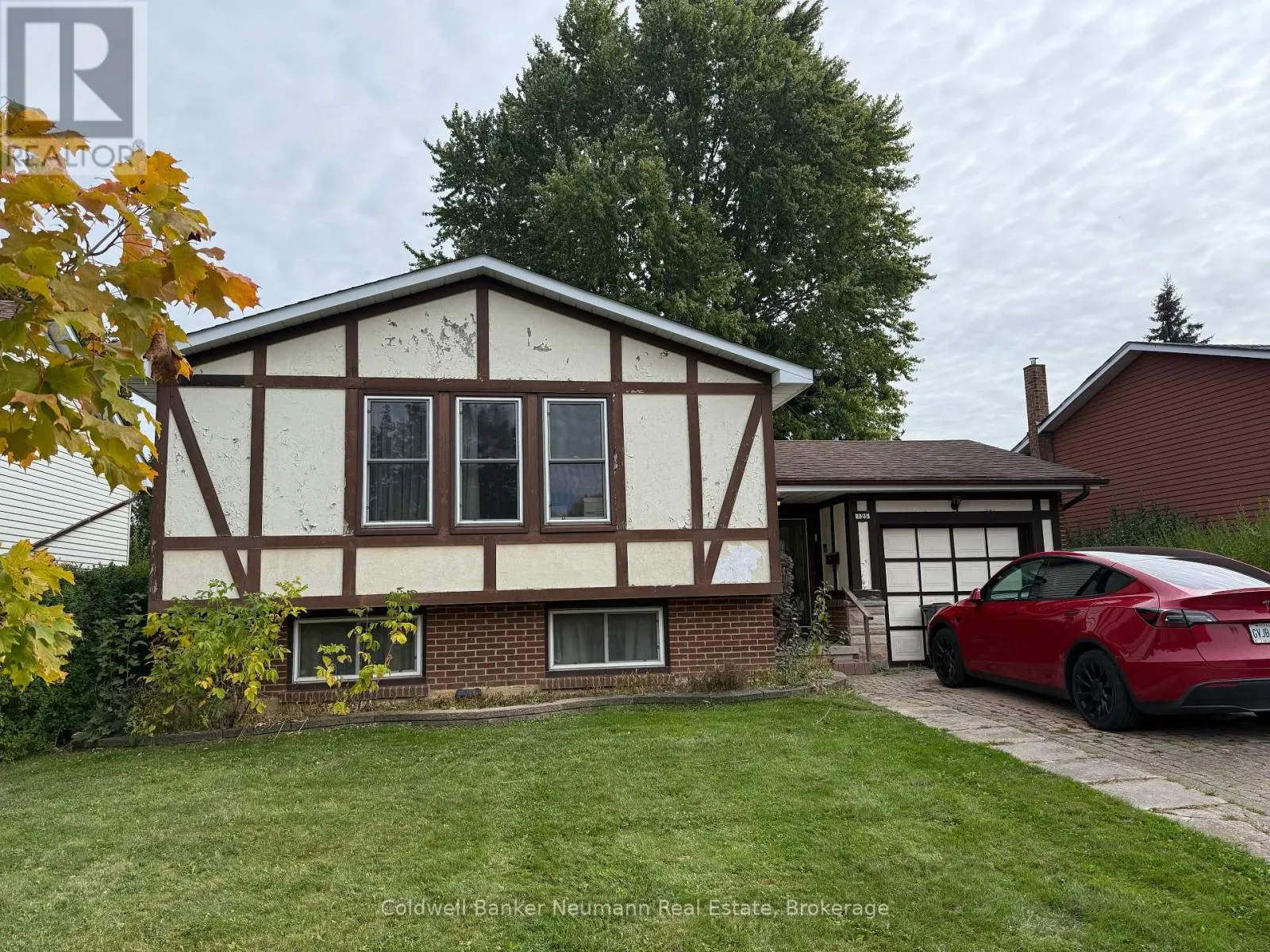 125 QUEENSDALE CRESCENT