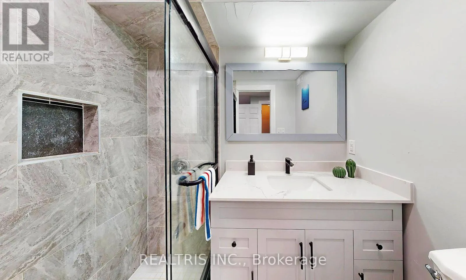 LOWER - 85 EAGLECREST STREET