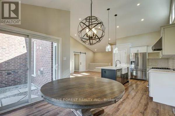 125 OLD FIELD LANE S