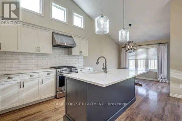 125 OLD FIELD LANE S