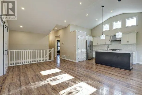 125 OLD FIELD LANE S