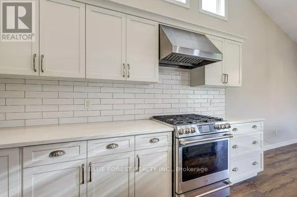 125 OLD FIELD LANE S