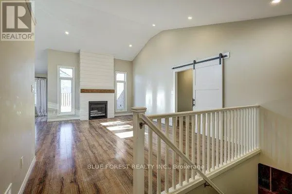 125 OLD FIELD LANE S