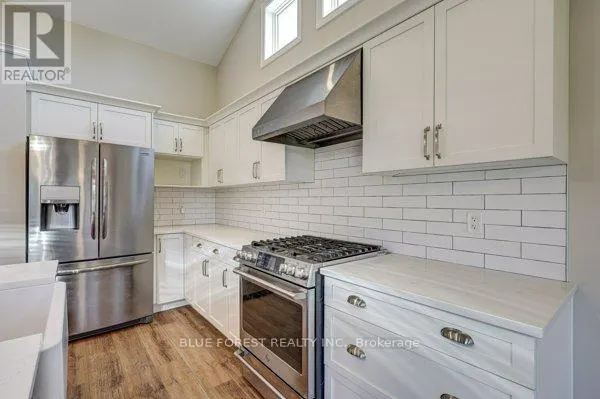 125 OLD FIELD LANE S