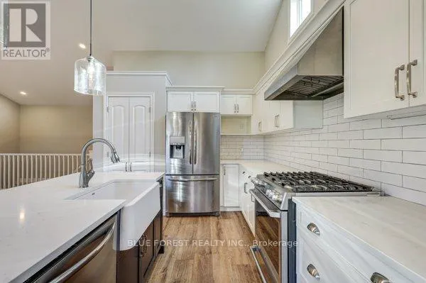 125 OLD FIELD LANE S