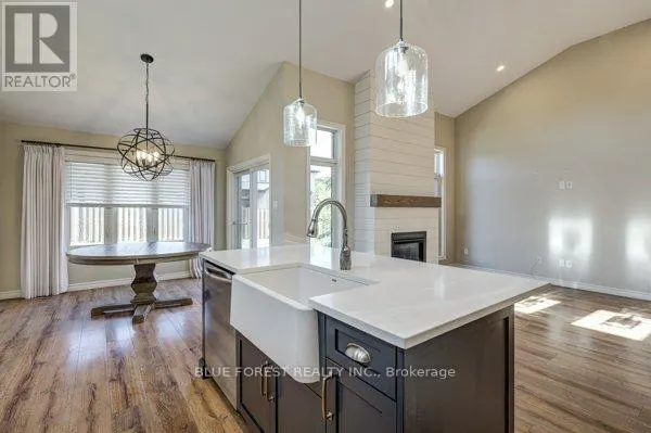 125 OLD FIELD LANE S