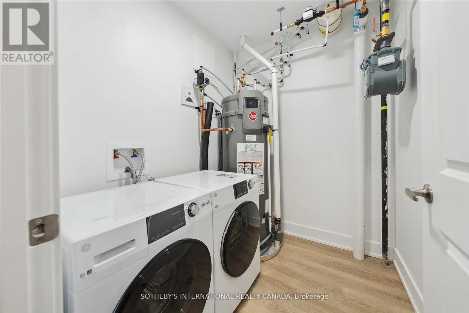 306 - 19B WEST STREET N