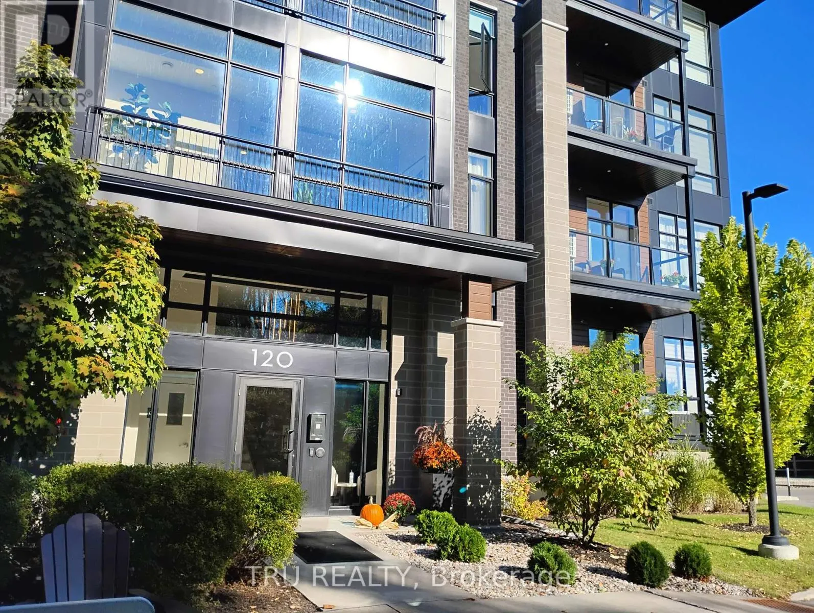 201 - 120 CORTILE PRIVATE S