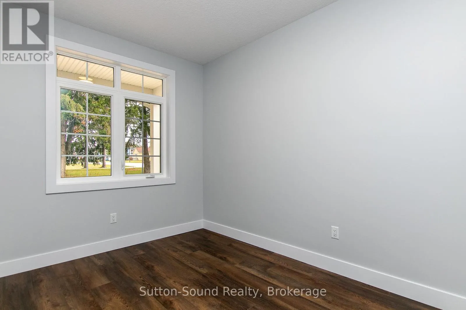 5 - 202 QUEEN STREET W, #5