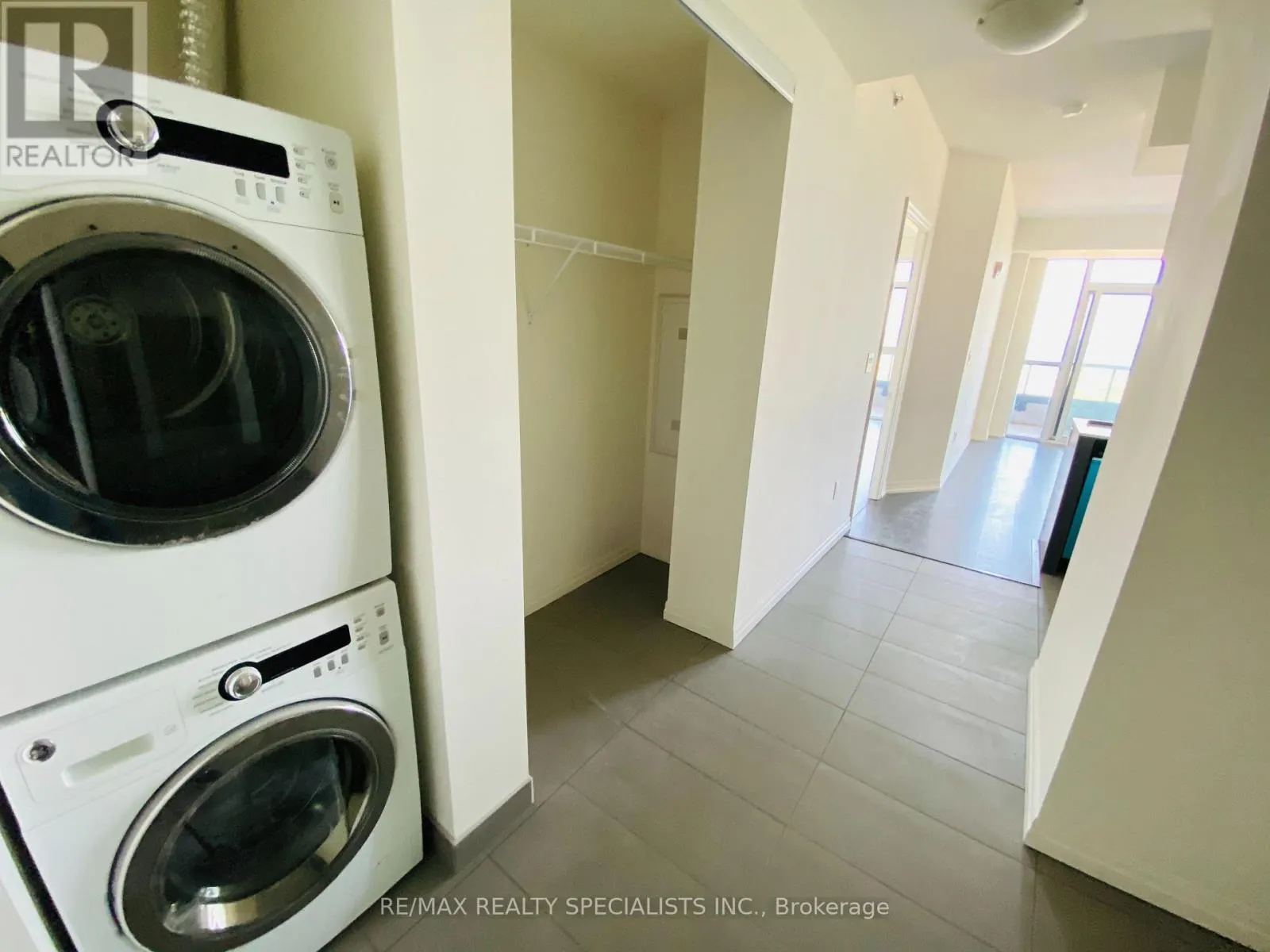 807 - 560 NORTH SERVICE ROAD