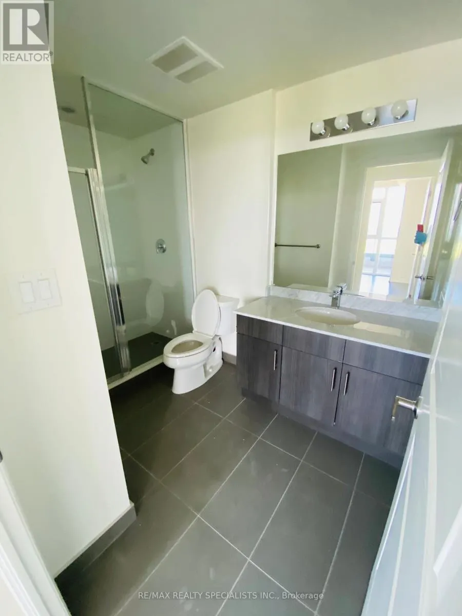 807 - 560 NORTH SERVICE ROAD