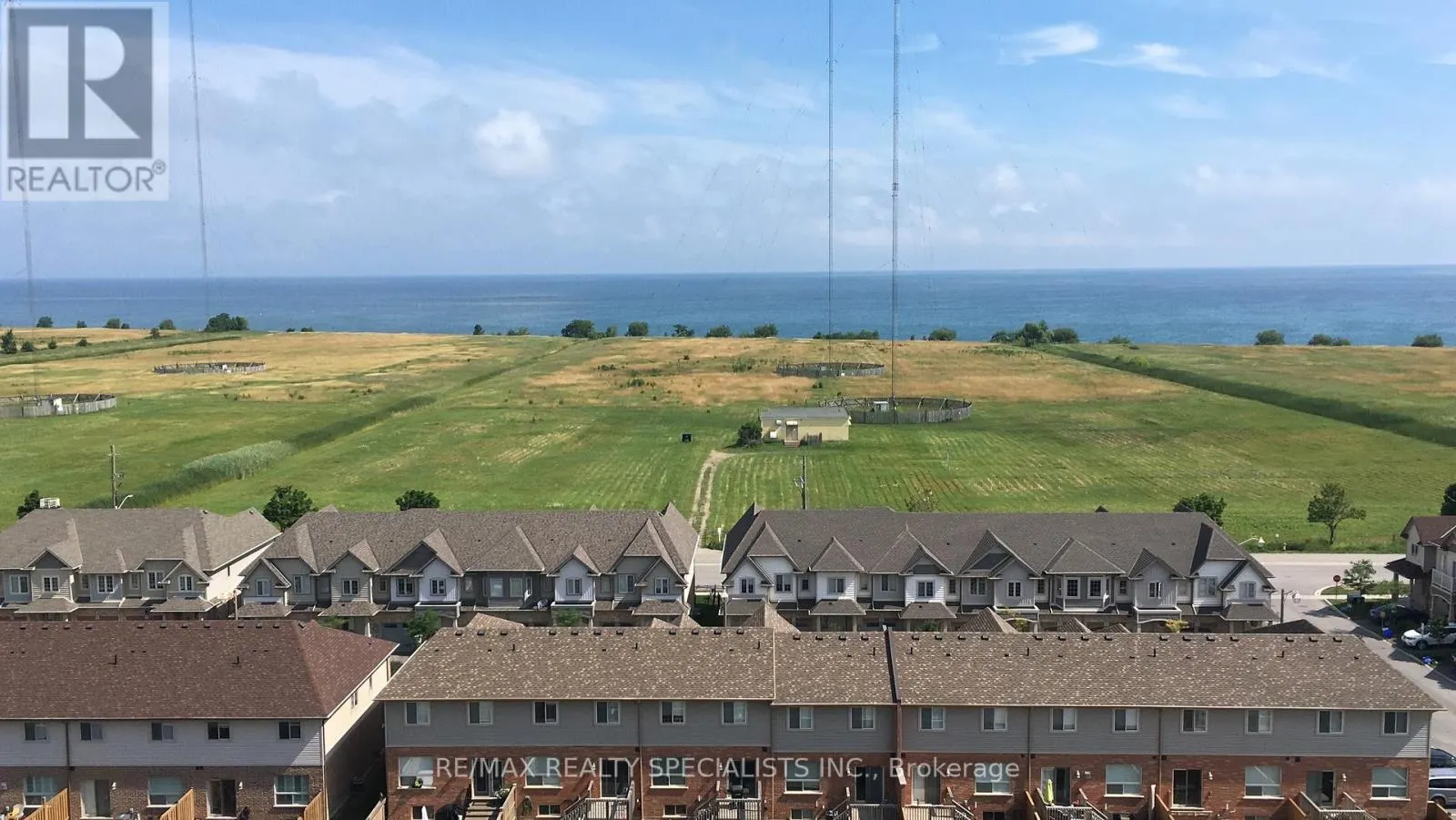 807 - 560 NORTH SERVICE ROAD