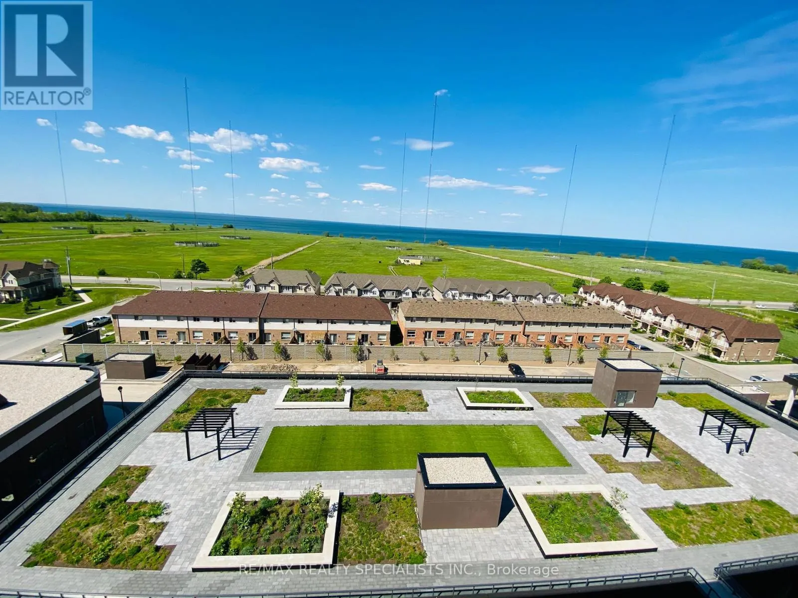 807 - 560 NORTH SERVICE ROAD