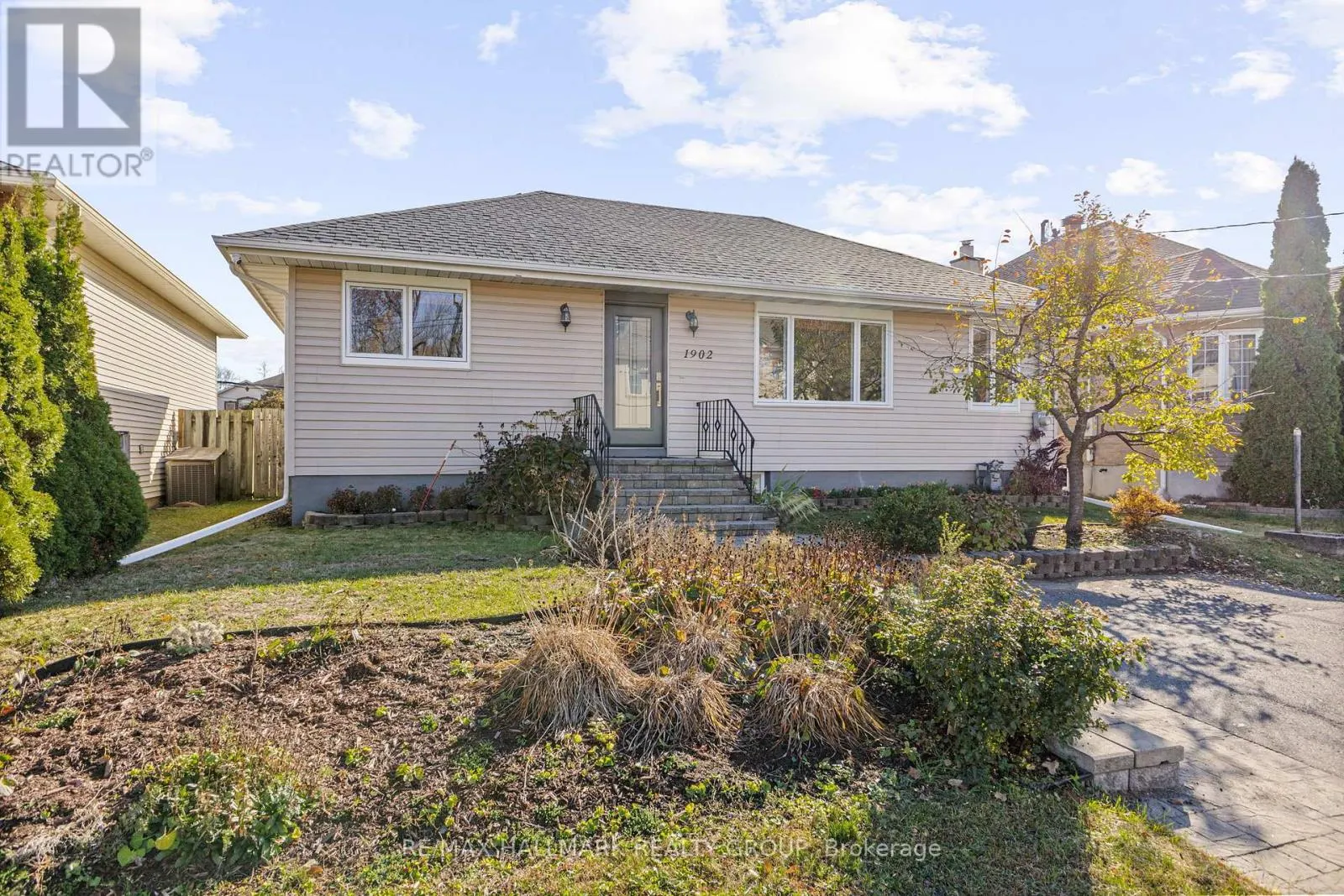 1902 ROSEBELLA AVENUE