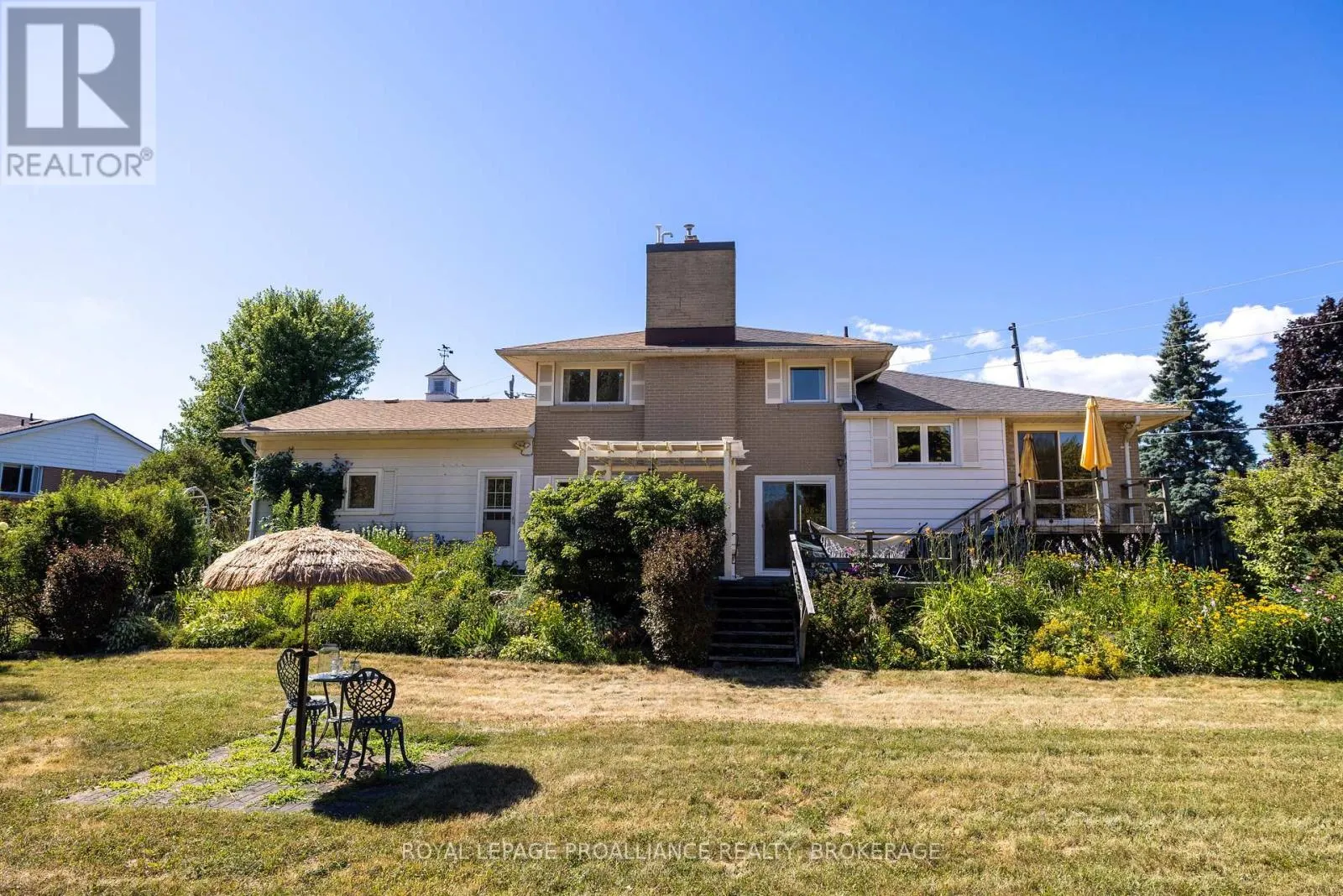 35 MANITOU CRESCENT E