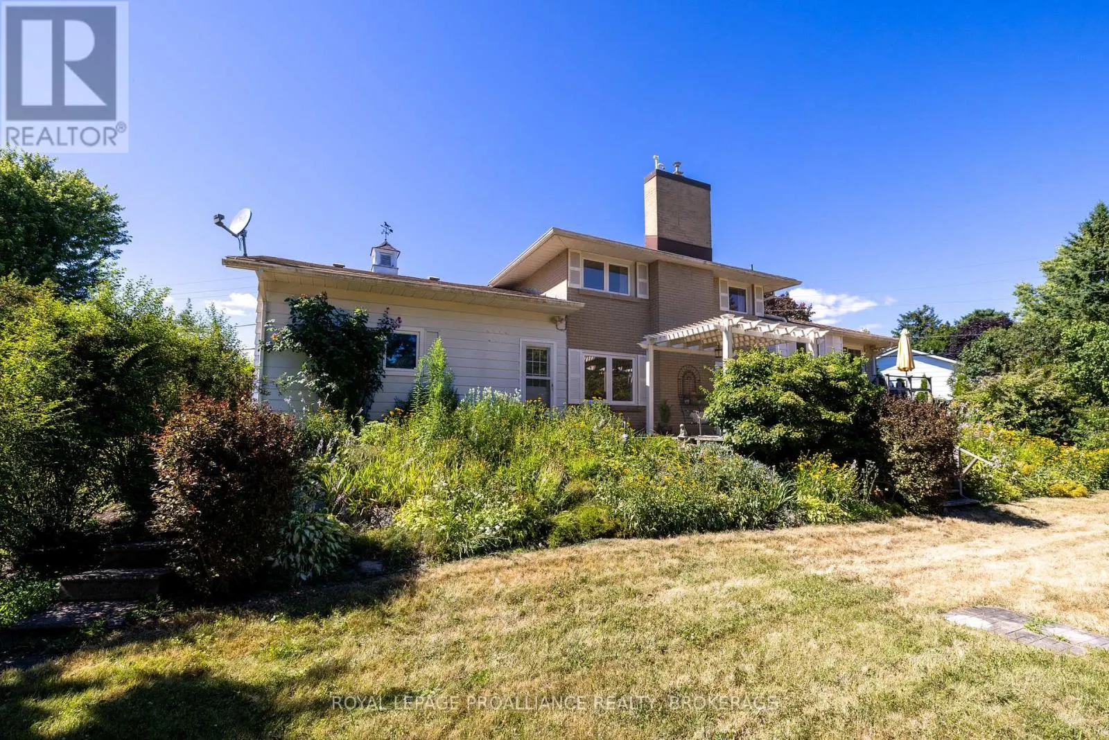 35 MANITOU CRESCENT E